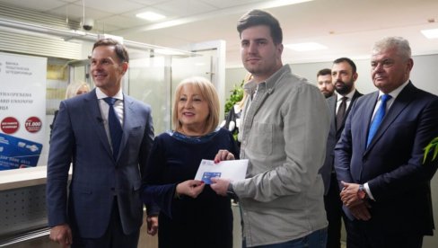 URUČENE PRVE STUDENTSKE KARTICE: Brojne pogodnosti i popusti za akademce URUČENE PRVE STUDENTSKE KARTICE: Brojne pogodnosti i popusti za akademce
