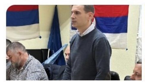 MORAO DA IH DOVODI SA STRANE: Jovanović se hvali tribinom u Klokotu - Došlo mu jedva nekoliko ljudi iz Kosovskog Pomoravlja (FOTO) MORAO DA IH DOVODI SA STRANE: Jovanović se hvali tribinom u Klokotu - Došlo mu jedva nekoliko ljudi iz Kosovskog Pomoravlja (FOTO)