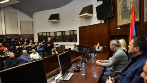 CILJ SVIH GRAĐANA JE JAKA SRBIJA: Željko Rebrača i Vesna Čitaković Đurišić sa građanima Čačka CILJ SVIH GRAĐANA JE JAKA SRBIJA: Željko Rebrača i Vesna Čitaković Đurišić sa građanima Čačka