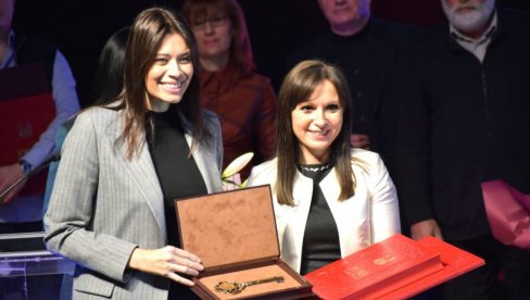 DAN OPŠTINE: Ministarki Ireni Vujović uručeni ključ grada i priznanje „Počasni građanin opštine Ruma“ DAN OPŠTINE: Ministarki Ireni Vujović uručeni ključ grada i priznanje „Počasni građanin opštine Ruma“