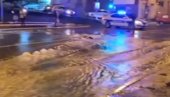 POTOP U BULEVARU KRALJA ALEKSANDRA: Pukla cev kod Kluza, policija blokirala saobraćaj (FOTO/VIDEO)