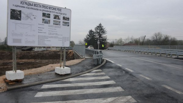 КАО АВИОНСКА ПИСТА: Погледајте како изгледа мост који је био уништен у поплавама код Краљева - Обећање испуњено и пре рока (ФОТО) КАО АВИОНСКА ПИСТА: Погледајте како изгледа мост који је био уништен у поплавама код Краљева - Обећање испуњено и пре рока (ФОТО)