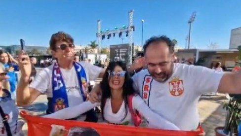 RAŠIRILA ZASTAVU SA LIKOM NOVAKA, PA ZAPEVALA VESELI SE SRPSKI RODE: Snimak će vas oduševiti - Italijanka podržava naše tenisere (VIDEO) RAŠIRILA ZASTAVU SA LIKOM NOVAKA, PA ZAPEVALA VESELI SE SRPSKI RODE: Snimak će vas oduševiti - Italijanka podržava naše tenisere (VIDEO)