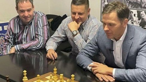 HOĆEMO DA VRATIMO ŠAH U ŠKOLE: Siniša Mali posetio zlatne šahiste i najavio veća izdvajanja za ovaj sport (VIDEO) HOĆEMO DA VRATIMO ŠAH U ŠKOLE: Siniša Mali posetio zlatne šahiste i najavio veća izdvajanja za ovaj sport (VIDEO)