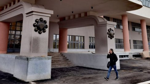 SLIKE SA MESTA NESREĆE: Lift ubio čoveka - Zaglavio se između 5. i 6. sprata, pa pokušao da izađe (FOTO) SLIKE SA MESTA NESREĆE: Lift ubio čoveka - Zaglavio se između 5. i 6. sprata, pa pokušao da izađe (FOTO)