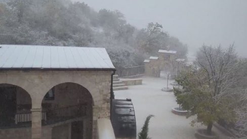 PRVI SNEG U BUDVI: Manastir Stanjevići pod belim pokrivačem (VIDEO)