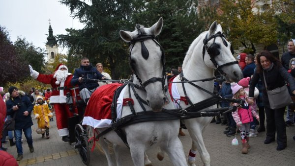 ДЕДА МРАЗ ДОНЕО „КУТИЈУ ЖЕЉА“: Кутија за дечја писма постављена у центру Кикинде (ФОТО) ДЕДА МРАЗ ДОНЕО „КУТИЈУ ЖЕЉА“: Кутија за дечја писма постављена у центру Кикинде (ФОТО)