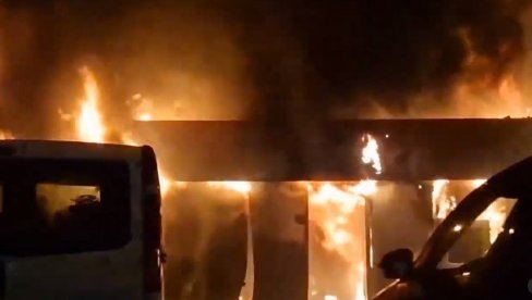 VATRENA STIHIJA U SURČINU: Gori objekat, vatra i dim dižu se ka nebu, očekuju se vatrogasci (VIDEO) VATRENA STIHIJA U SURČINU: Gori objekat, vatra i dim dižu se ka nebu, očekuju se vatrogasci (VIDEO)