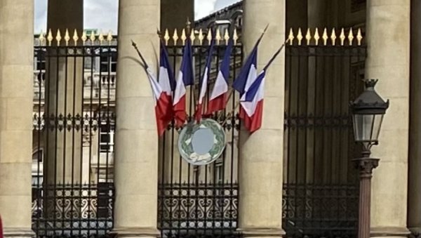 БИВШИ ПРЕМИЈЕРИ НА ДРЖАВНИМ ЈАСЛАМА: Француска плаћа више од милион евра за шофере и секретарице БИВШИ ПРЕМИЈЕРИ НА ДРЖАВНИМ ЈАСЛАМА: Француска плаћа више од милион евра за шофере и секретарице