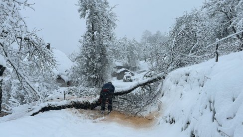 KRITIČNO U IVANJIČKOM KRAJU: Četiri osobe spasene noćas iz snega (FOTO) KRITIČNO U IVANJIČKOM KRAJU: Četiri osobe spasene noćas iz snega (FOTO)
