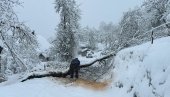 KRITIČNO U IVANJIČKOM KRAJU: Četiri osobe spasene noćas iz snega (FOTO) KRITIČNO U IVANJIČKOM KRAJU: Četiri osobe spasene noćas iz snega (FOTO)