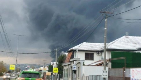 VELIKI POŽAR U NIŠU: U gašenju vatrene stihije angažovano devet vozila sa 24 vatrogasca (FOTO)