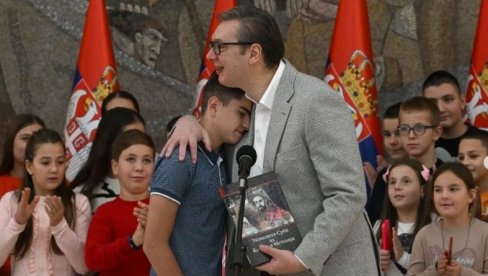 ZA USPOMENU NA SUSRET SA DECOM SA KIM Vučić od mališana iz Žerovnice kod Zvečana dobio na poklon knjigu sa posvetom (FOTO)