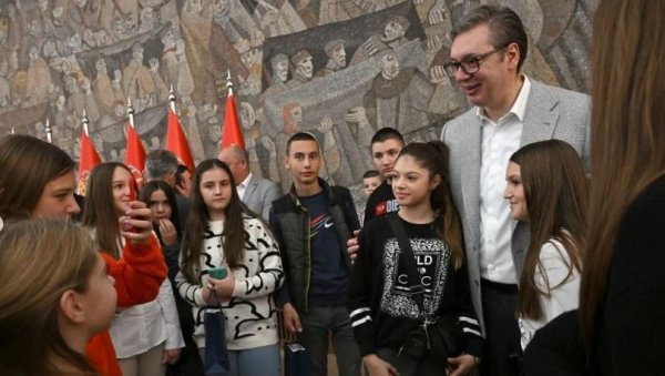 МНОГО САМ СРЕЋАН ШТО ВАС ВИДИМ ДАНАС ОВДЕ... Шта је Вучић поручио деци са Косова и Метохије (ФОТО) МНОГО САМ СРЕЋАН ШТО ВАС ВИДИМ ДАНАС ОВДЕ... Шта је Вучић поручио деци са Косова и Метохије (ФОТО)