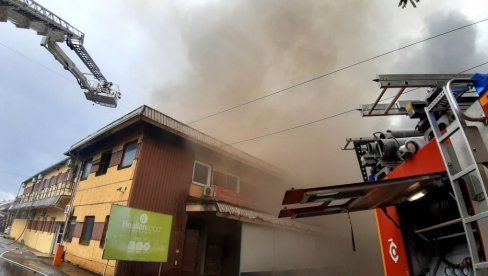 SLIKE STRAVIČNOG POŽARA U NIŠU: Dim prekrio sve, vatrogasci se jedva izborili sa plamenom