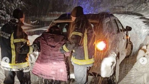 SNEG PARALISAO I JUG SRBIJE: Brza reakcija vatrogasaca i evakuacija građana na putnom pravcu Vranje - Kriva Feja, kod mesta Sokolovac SNEG PARALISAO I JUG SRBIJE: Brza reakcija vatrogasaca i evakuacija građana na putnom pravcu Vranje - Kriva Feja, kod mesta Sokolovac