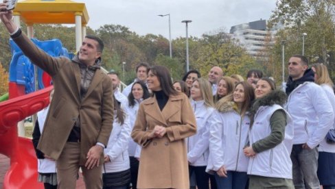 SVAKI PEDALJ SRBIJE JEDNAKO BITAN: Irena Vujović i Marko Kešelj zajedno sa aktivistima SNS-a posadili 22 sadnice SVAKI PEDALJ SRBIJE JEDNAKO BITAN: Irena Vujović i Marko Kešelj zajedno sa aktivistima SNS-a posadili 22 sadnice
