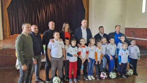STIGLA JE NOVA OPREMA: Sportski savez Srbije obradovao mališane u Tomaševcu STIGLA JE NOVA OPREMA: Sportski savez Srbije obradovao mališane u Tomaševcu