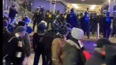 STRAŠNE SCENE IZ NEMAČKE: U tuči navijača i policije povređeno više od 100 osoba (VIDEO) STRAŠNE SCENE IZ NEMAČKE: U tuči navijača i policije povređeno više od 100 osoba (VIDEO)