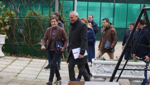 ЕВО ШТА ЈЕ СВЕ ДОГОВОРЕНО СА РАТАРИМА: Брнабић после састанка са пољопривредницима у Кисачу ЕВО ШТА ЈЕ СВЕ ДОГОВОРЕНО СА РАТАРИМА: Брнабић после састанка са пољопривредницима у Кисачу