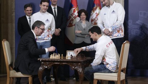 NOVI VUČIĆEV SNIMAK NA TIKTOKU: Sedi, Aleksandre, da te pobedim! NOVI VUČIĆEV SNIMAK NA TIKTOKU: Sedi, Aleksandre, da te pobedim!