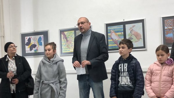 ДЕЦА ПРАВЕ ИЗЛОЖБЕ КАО ВЕЛИКИ: Пројекат „Уметник у малом“ промовисао 30 малих сликара из Вршца ДЕЦА ПРАВЕ ИЗЛОЖБЕ КАО ВЕЛИКИ: Пројекат „Уметник у малом“ промовисао 30 малих сликара из Вршца