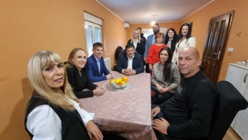 ПОРОДИЦА ЈЕ ОСНОВ И СТУБ СВАКОГ ДРУШТВА: Николићева и Гујон обишли вишечлану породицу Добрић (ВИДЕО) ПОРОДИЦА ЈЕ ОСНОВ И СТУБ СВАКОГ ДРУШТВА: Николићева и Гујон обишли вишечлану породицу Добрић (ВИДЕО)