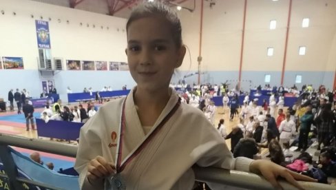 DUNJA OSVOJILA SREBRO: Veliki uspeh Paraćinke na Kupu Srbije u karateu DUNJA OSVOJILA SREBRO: Veliki uspeh Paraćinke na Kupu Srbije u karateu