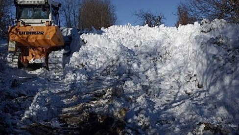 U CRNOJ TRAVI POKIDANE ŽICE DALEKOVODA: Sneg doneo probleme žiteljima planinskih sela u Jablaničkom okrugu U CRNOJ TRAVI POKIDANE ŽICE DALEKOVODA: Sneg doneo probleme žiteljima planinskih sela u Jablaničkom okrugu