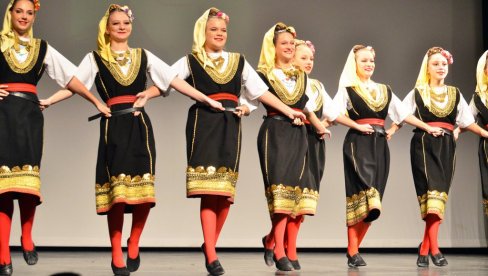 IGROM PROTIV KANCERA: Humanitarni koncert Stefanov karavan u Bijeljini IGROM PROTIV KANCERA: Humanitarni koncert Stefanov karavan u Bijeljini