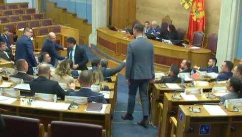 HAOS U CRNOJ GORI: Milan Knežević sprečio tuču Dritana i Zirojevića, Abazović pozvan da izađu 1 na 1 HAOS U CRNOJ GORI: Milan Knežević sprečio tuču Dritana i Zirojevića, Abazović pozvan da izađu 1 na 1