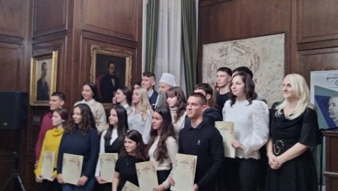 SVEČANI PRIJEM 30. GENERACIJE PITOMACA FONDACIJE „PRIVREDNIK“: Patrijarh uručio stipendije darovitim učenicima i studenti SVEČANI PRIJEM 30. GENERACIJE PITOMACA FONDACIJE „PRIVREDNIK“: Patrijarh uručio stipendije darovitim učenicima i studenti