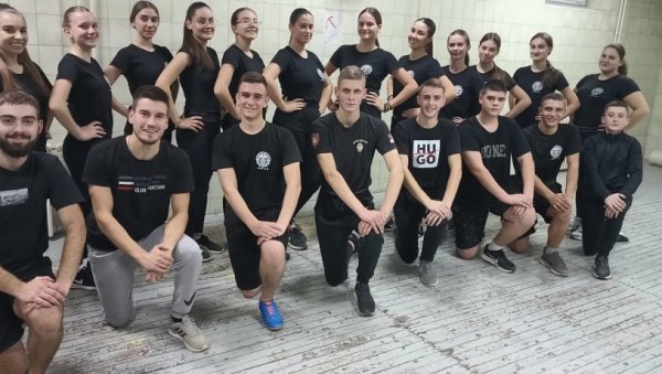 ФОЛКЛОРЦИ ПРВИ ПУТ НАСТУПАЈУ ВАН СРБИЈЕ ПОСЛЕ СМРТИ ЧУВЕНОГ КОРЕОГРАФА: Сви аплаузи биће посвећени нашем Дарку ФОЛКЛОРЦИ ПРВИ ПУТ НАСТУПАЈУ ВАН СРБИЈЕ ПОСЛЕ СМРТИ ЧУВЕНОГ КОРЕОГРАФА: Сви аплаузи биће посвећени нашем Дарку