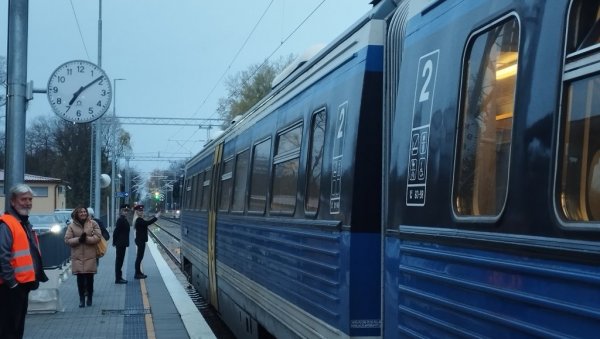 НАКОН ДЕВЕТ ГОДИНА: Поново успостављена линија - Стигао воз из Сегедина у Суботицу (ФОТО/ВИДЕО) НАКОН ДЕВЕТ ГОДИНА: Поново успостављена линија - Стигао воз из Сегедина у Суботицу (ФОТО/ВИДЕО)
