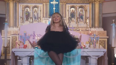 VERNICI KIVNI: Pevačica snimila provokativan spot u crkvi - sveštenik degradiran sa dužnosti VERNICI KIVNI: Pevačica snimila provokativan spot u crkvi - sveštenik degradiran sa dužnosti