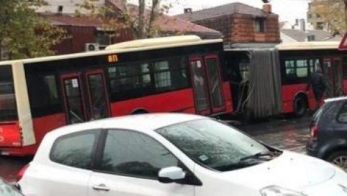 PREPOLOVIO SE AUTOBUS GRADSKOG PREVOZA: Harmonika pukla napola (VIDEO) PREPOLOVIO SE AUTOBUS GRADSKOG PREVOZA: Harmonika pukla napola (VIDEO)