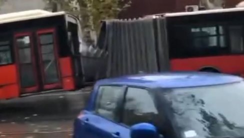 OGLASIO SE GSP O AUTOBUSU KOJI SE PREPOLOVIO: Poznato ima li povređenih putnika (VIDEO) OGLASIO SE GSP O AUTOBUSU KOJI SE PREPOLOVIO: Poznato ima li povređenih putnika (VIDEO)