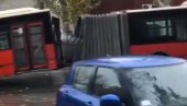 OGLASIO SE GSP O AUTOBUSU KOJI SE PREPOLOVIO: Poznato ima li povređenih putnika (VIDEO) OGLASIO SE GSP O AUTOBUSU KOJI SE PREPOLOVIO: Poznato ima li povređenih putnika (VIDEO)