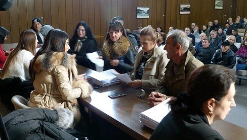 POMOĆ SVAKOME KO JE OŠTEĆEN: Saniranje štete od oluja na području Sremske Mitrovice POMOĆ SVAKOME KO JE OŠTEĆEN: Saniranje štete od oluja na području Sremske Mitrovice