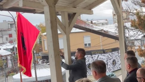 NE MARE ZA PREKRŠAJNE PRIJAVE: U Bujanovcu i Preševu postavljene albanske zastave na zgradama opštine (VIDEO) NE MARE ZA PREKRŠAJNE PRIJAVE: U Bujanovcu i Preševu postavljene albanske zastave na zgradama opštine (VIDEO)