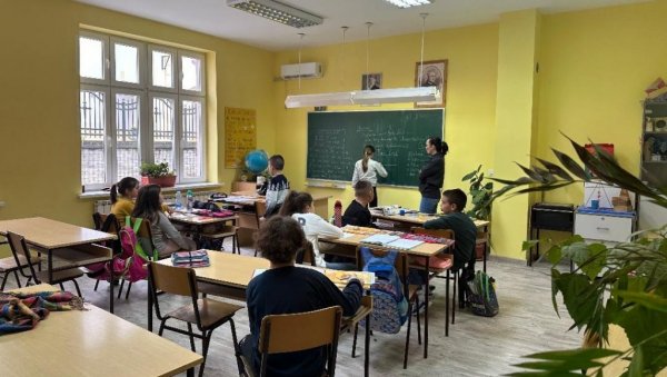 РЕНОВИРАНА ШКОЛА У БЕОЧИН СЕЛУ : У скамијама нема зиме РЕНОВИРАНА ШКОЛА У БЕОЧИН СЕЛУ : У скамијама нема зиме