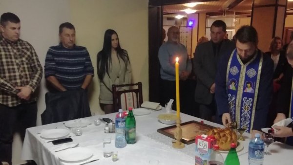 ОБЕЛЕЖИЛИ КРСНУ СЛАВУ: У Житишту прославилиСветог Јована Златоустог уз жито, славки колач и - стихове ОБЕЛЕЖИЛИ КРСНУ СЛАВУ: У Житишту прославилиСветог Јована Златоустог уз жито, славки колач и - стихове