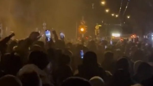 АЛБАНЦИМА СЕ ОВО НЕЋЕ СВИДЕТИ: Ево шта је 5.000 делија урадило у Берну пред утакмицу Јанг бојс - Црвена звезда (ВИДЕО) АЛБАНЦИМА СЕ ОВО НЕЋЕ СВИДЕТИ: Ево шта је 5.000 делија урадило у Берну пред утакмицу Јанг бојс - Црвена звезда (ВИДЕО)