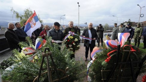 У СЛОБОДИ 79 ГОДИНА: Краљевчани обележили Дан ослобођења у Другом светском рату (ФОТО) У СЛОБОДИ 79 ГОДИНА: Краљевчани обележили Дан ослобођења у Другом светском рату (ФОТО)