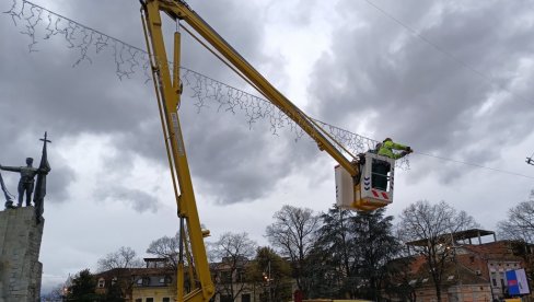 U PRAZNIČNOM DUHU: Postavljanje novogodišnje dekoracije u Kraljevu