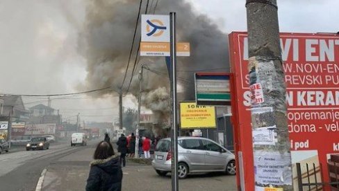 VELIKI POŽAR NA SMEDEREVSKOM PUTU: Gori prodavnica, još uvek se ne zna ima li povređenih (FOTO)