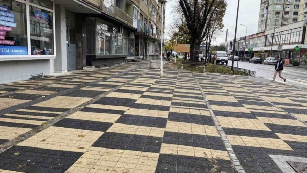 БРИГА О ПЕШАЦИМА: Лесковчани уређују тротоаре БРИГА О ПЕШАЦИМА: Лесковчани уређују тротоаре