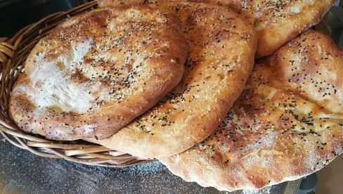 SVEŽE I VRUĆE, A GOTOVE ZA MANJE OD POLA SATA: Samo tri sastojka, lenje lepinje SVEŽE I VRUĆE, A GOTOVE ZA MANJE OD POLA SATA: Samo tri sastojka, lenje lepinje