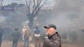 HAOS TOKOM PROTESTA U PRIŠTINI: Veterani OVK neće Specijalni sud - aktivirane dimne bombe, bačen suzavac (VIDEO)