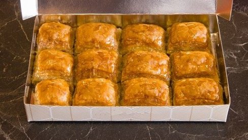 PO TRADICIONALNOM RECEPTU: Baklava sa orasima PO TRADICIONALNOM RECEPTU: Baklava sa orasima